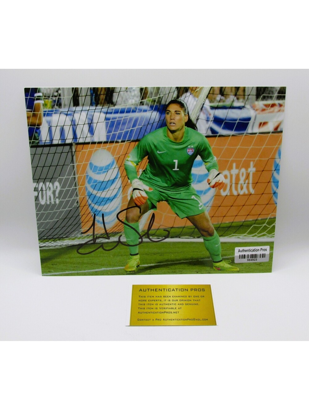 Hope Solo Signed 8x10 Photo With COA (984923)